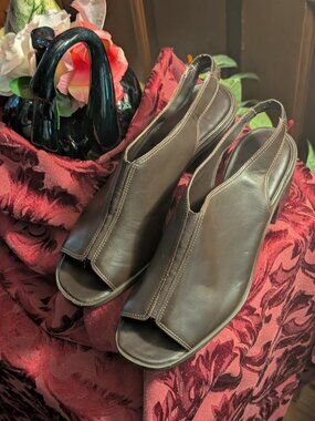 Apostrophe Sandals Laura -Brown -Toe out -Slingback -Block Heel -Sz8.5 -LIke new
